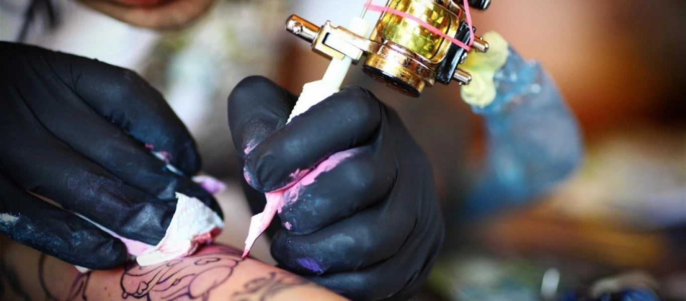 Ξεχάστε ότι ξέρατε: «Έρχονται» τα ηλεκτρονικά τατουάζ και αλλάζουν τα πάντα σε υγεία και ασφάλεια (βίντεο)